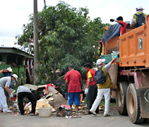 居民們感動於慈濟志工的付出，也主動參與清掃街道。【攝影者：黃維忠（濟耿）】