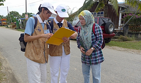 當地受災居民查麗瑪（Zarimah）主動為志工帶路，並跟隨志工挨家挨戶進行發放與慰問居民。【攝影者：許薇盈（懿礽）】