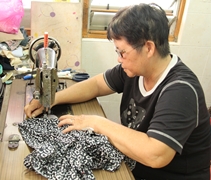 林平國的母親梁碧華在縫製衣服。【攝影者：魏嘉妍】