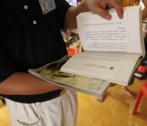 林平國師兄分享他在台灣受證回來請購的書籍。【攝影者：魏嘉妍】