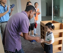 建築工友向慈濟幼兒園的小朋友甘芷靜表示感恩。【攝影者：魏嘉妍】