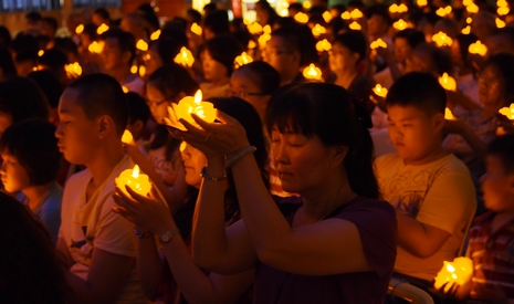 上千人在吉華獨立中學凝聚善念，上達天聽祈求無災無難。【攝影者：李志旺】
