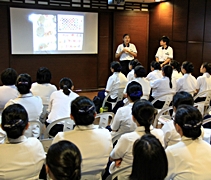 馬六甲大愛幼兒園的老師（台前）首次前來參與，同時也跟大家分享她們的教學方案。【攝影者：胡慧芬】