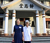 陳宣心（慈柔）（左）和母親劉月寶在佛堂前歡喜合照。【攝影者：胡慧芬】