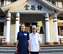 陳宣心（慈柔）（左）和母親劉月寶在佛堂前歡喜合照。【攝影者：胡慧芬】