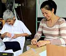 除了帶動母親薰法香，陳宣心（慈柔）（右）也接引母親到環保站做環保，讓母親在晚年把握當下，修福修慧。【攝影者：胡慧芬】