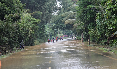 從金馬士欲通往淡馬魯的道路被水患阻斷。【攝影者：葉俍輝】