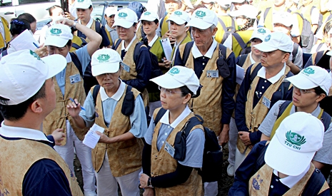 來自檳城、太平、新山和雪蘭莪的慈濟志工，抵達位於登嘉樓甘馬挽小鎮的武吉猛垛村，準備進行最大型的物資發放。【攝影者：胡慧芬】