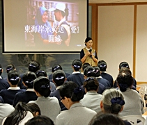 在東海岸水災送愛圓緣當晚，慈濟志工葉慈靖向大家表達感恩與祝福。 【攝影者：胡慧芬】