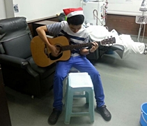 這位彈吉他的男生是護士的弟 – 吳振宇，在姐姐的邀約下第一次彈吉他給腎友們聽，有不一樣的體會。【圖片提供：檳城慈濟洗腎中心】