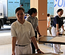 這一位同仁叫作黃紫欣，曾在慈濟兒童精進班參與過慈濟歲末祝福，到如今在慈濟上班，與同仁們一起付出。【攝影者：莊鞳勛】