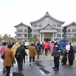 2014年元月4日,證嚴上人行腳來到新竹,祝福當下就是新竹靜思堂啟用的大好日子。上人開示:「今天來了這麼多人,我認為今天就是啟用日,我們這個家,從今天開始,歡迎各位菩薩們常回家,回到我們心靈的家,所以今日就是啟用日,也剛好這2014年還很新,所以就是向著大家祝福,同時也是迎新年。」 (攝影者:楊德芳))