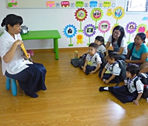 唯一在課室進行的攻站是由夏曉蘭老師為四歲班的新生讀繪本講故事。【攝影者：莊媛涵】