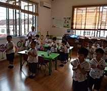上課第一天，孩子們在老師及大愛媽媽的陪同下，學習在用餐前唱供養歌。【攝影者：翟佩庭】