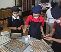 由約60位志工、慈青與在籍大專生組成的團隊有志一同，為籌集慈青活動基金製作「四福餅」。【攝影者：羅健中】