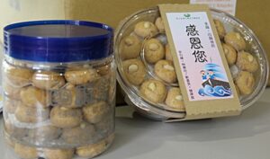 體會師公證嚴上人與靜思精舍常住師父們「一日不做，一日不食」的精神，慈青們邀請身旁的朋友，一同來到靜思堂進行製作「四福餅」。【攝影者：羅健中】