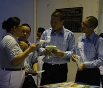 慈濟志工向新篤國民服務營受訓的學員講解靜思人文書籍。【攝影者：林沁柔】
