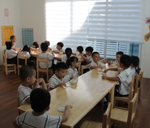 開學了，小朋友們都很開心的與同學互動。【攝影者：魏嘉妍】