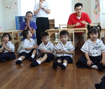 開學第一天，家長陪同孩子們一起上課。【攝影者：魏嘉妍】