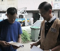 李仕慶拿著慈濟志工與他結緣的《慈濟》月刊，現場翻閱。【攝影者：顏如艷】