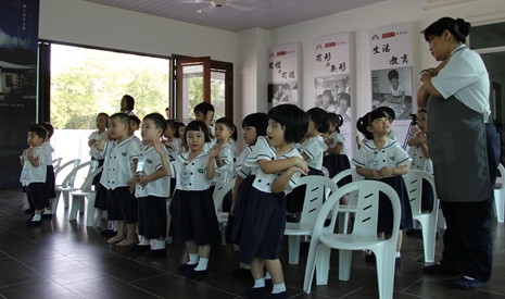 在老師的帶領下，小朋友們開心的唱誦著新年歌。【攝影者：魏嘉妍】