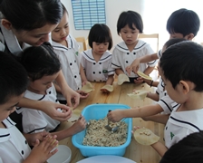 在老師的教導下，小朋友們用心的動手學習包水餃。【攝影者：魏嘉妍】