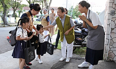 一大清早，大愛爸爸媽媽，還有慈濟幼兒園的老師們已經站在門口，用熱情來迎接孩子們的到來!【攝影者：胡慧芬】