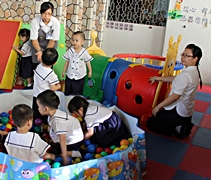 為了讓四歲新生適應新環境，老師們在旁陪伴他們玩耍。【攝影者：胡慧芬】
