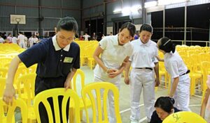 宜力首次辦大型的慈濟活動，當地的社區志工和居民學習慈濟志工布置場地的人文。【攝影者：莊鞳勛】