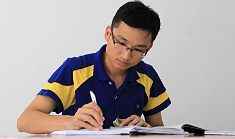 李健偉從2012年開始，就在宜力小鎮的華人小學教書，圖為健偉正準备教材。【攝影者：莊鞳勛】