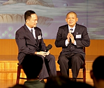 剛於去年受證回來的腎友李源興（右），雖然患有視覺障礙，但他勇敢地在台上分享心路歷程。左為李宗富（濟瑯）。【攝影者：胡慧芬】