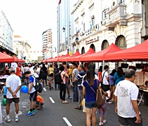 這裡是檳城喬治市土庫街，配合《占領土庫街》活動，許多商家踴躍擺檔。【攝影者：黃彥碧】