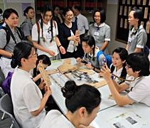 在恆毅國中的圖書館內，大家積極寫下留言，傳遞祝福。【攝影者：胡慧芬】