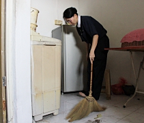 腎友陳月雲的住家空間雖然小，但是同仁王懿筠絲毫不馬虎，把每個地方擦拭乾淨。【攝影者：莊鞳勛】