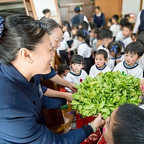臺南大愛幼兒園舉行感恩心拜年,送上自己摘採的新鮮蔬菜,向慈濟志工表達祝福與感恩,讓孩子從小培養感恩心。上人慈示大眾,「這都是愛的能量,才是真的過年的教育,我們利用過年全家福做出如何教育子女,而且親子全家能團圓,這才是過年的目的。」(攝影者:楊德有)