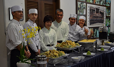 黃寶珍特地邀請壽司師父以香積飯、蔬食麵為主要食材，現場為講師及學員們製作素食日本壽司和拉麵。【攝影者：劉沛誼】