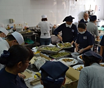 全體新山志工總動員前來付出，為當天的日本壽司料理午餐做好準備。【攝影者：劉沛誼】