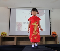 洪卉瑩小朋友穿著美麗的旗袍，在臺上表演服裝秀。【攝影者：魏嘉妍】