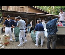 志工與村民們準備協力將滿滿的回收物放到卡車上，可見法蒂瑪人緣之好，而村民們也具備基本環保概念。【攝影者：陳寶心（慈竹）】