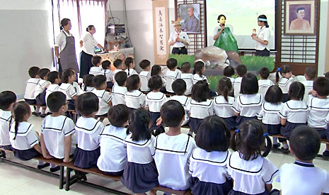 這是新年後慈濟幼兒園的第一個早會，四五六歲的孩子齊聚一堂，來欣賞老師們演繹趣味十足的話劇。【攝影者：胡慧芬】