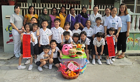新年期間，高淵慈濟幼兒園的幼兒過得特別有意義，來到威南遲鈍兒童學校拜年送愛。【攝影者：陳春燕】