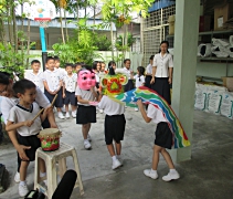 隨著鑼鼓聲，左右搖擺舞獅獻祥瑞，這個春節高淵慈濟幼兒園的小朋友來到威南遲鈍兒童學校拜年送愛。【攝影者：陳春燕】