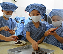 幼兒用心用愛製作餅干送給這些特殊兒童。【攝影者：邱佩軒】