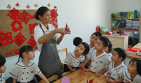 北海慈濟幼兒園以傳統的方式慶祝元宵，老師黃月柳教孩子剪窗花。【攝影者：许慎如】