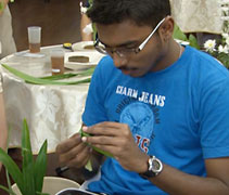 民眾德威德嵐，在慈濟志工的指導下，專注的學習花道。【攝影者：方友仁】