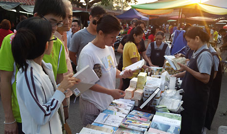 首開先列的在早市推廣靜思文化，獲得當地不少民眾的支持和響應。【攝影者：傅亮龍】