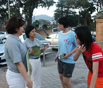 兩位年輕人向葉秋萍師姊和陳祺蓁師姊了解慈濟到公園的緣由。【攝影者：張燕茹】