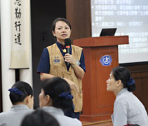 慈夷師姊鼓勵大家勤聞佛法，清淨自心，才能生智慧，也就不會自尋煩惱。【攝影者：符詩健】