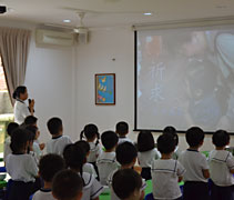 午間祈禱時刻，新山慈濟幼兒園的夏曉蘭老師帶領全園的師生們，一起為失聯的客機虔誠祈禱祝福。（攝影者：翟佩庭） 