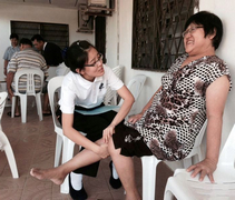 楊千卉醫師正在為一位居民檢查其小腿關節的問題。【照片提供：吉打慈濟人醫會】